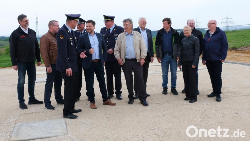 Die Landkreisspitze der Feuerwehr mit politischen Mandatsträgern, Architekten und ausführender Baufirma machen sich beim Spatenstich ein Bild von der Baustelle für die Aufstellung des Brandschutzcontainers. Bild: mab