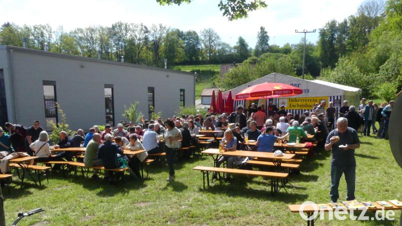 Bereits zur Weißwurstzeit strömten die ersten Besucher auf den Festplatz der Imker. Bild: rn