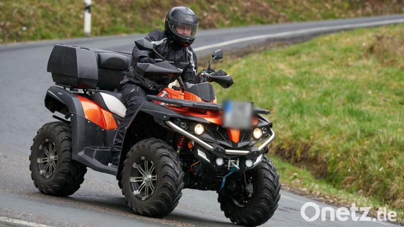 Zwischen Pesensricht und Woffenricht wurde ein 27-Järhiger von seinem Quad geschleudert, nachdem er zuvor gegen einen Baum geprallt war. Symbolbild: Thomas Frey/dpa