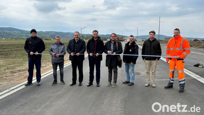 Rund zwei Monate vor dem ursprünglich geplanten Zeitpunkt konnte die Vollerschließung des Industrie- und Gewerbegebiets Baderfeld in Nabburg erfolgreich abgeschlossen werden. Bild: Marko Pammer/exb