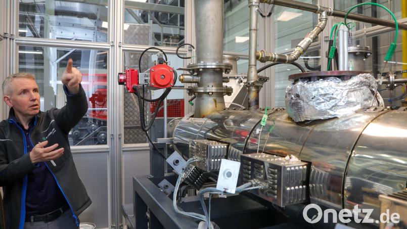 Professor Matthias Franke will die bayerische Wirtschaft unabhängig von umweltschädlichen, fossilen Öl- und Gasimporten machen. Das mache Bayern auch weniger erpressbar durch autoritäre Regime. Hier steht der promovierte Ingenieur vor einer Pyrolyse-Versuchsanlage und erklärt ihre Funktionsweise. Bild: Wolfgang Steinbacher