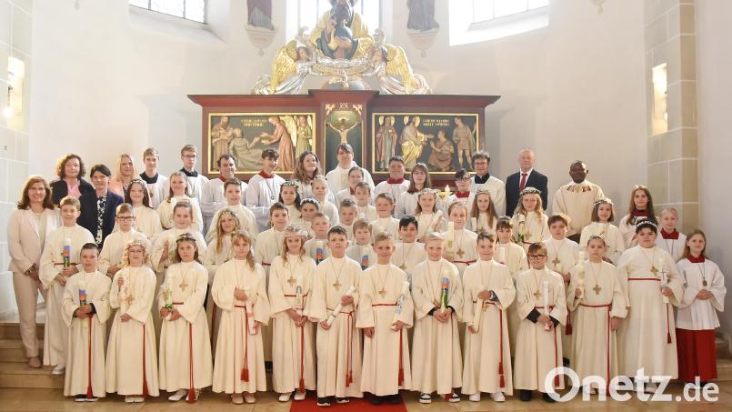Bei schönstem Frühlingswetter wurde in Mitterteich Erstkommunion gefeiert. Die Mädchen und Buben der dritten Klassen stellten sich zusammen mit den Seelsorgern, Lehrkräften und weiteren Verantwortlichen vorm Hochaltar in der Pfarrkirche zum Erinnerungsbild. Bild: Angelika Kempf/exb