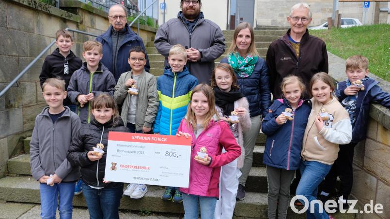 Begleitet von Pfarrer Johannes Bosco, Gemeindereferent Alfred Kick und Elternsprecherin Katja Neukam überreichten die Eschenbacher Kommunionkinder an Andreas Steinl symbolisch den Spendenscheck in Höhe von 805 Euro. Bild: do