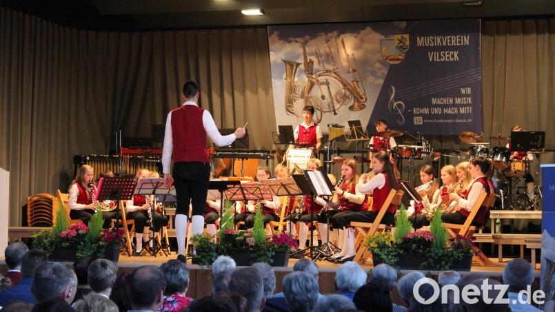 Gut aufgestellt ist das Nachwuchsorchester mit Dirigent Florian Schertl, die jungen Musiker wussten beim Frühjahrskonzert zu überzeugen. Bild: Stefanie Gradl