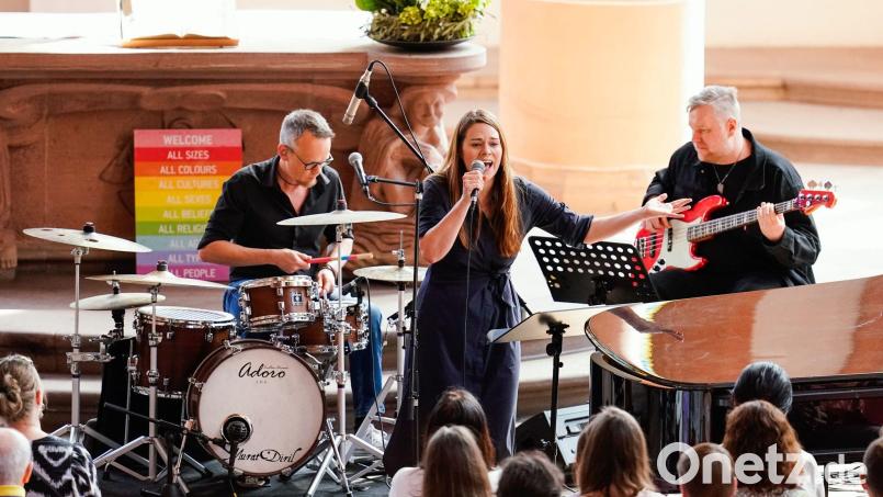 Sängerin Tine Wiechmann covert Taylor-Swift-Songs in der Kirche. Bild: Uwe Anspach/dpa