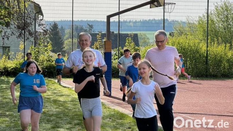 Auch Landrat Roland Grillmeier (hinten links) und Bürgermeister Bernd Sommer (rechts) drehen zusammen mit den Schülerinnen und Schülern ein paar Runden. Bild: Schulamt Tirschenreuth/exb