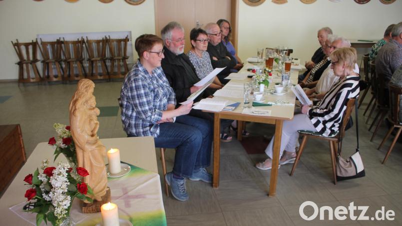 Gemeindereferentin Anita Pollok, und Pfarrer Edmund Prechtl (am Tisc,h von links) gestalteten gemeinsam eine anregende Marienandacht zum Maifest des Katholischen Landvolks Burkhardsreuth in Preißach (Dritte von links: Vorsitzende Rita Hey). Bild: bjp