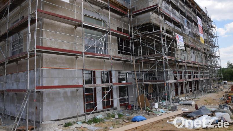 Für die Fertigstellung der Neuen Mitte mit Kindergarten und Rathaus stimmt der Gemeinderat Ebermannsdorf weiteren Kreditaufnahmen zu. Bild: bö