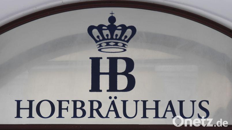 Das Logo des Wirtshaus Hofbräuhaus. Dort hat ein Amerikaner vor mehr als 50 Jahren einen Maßkrug geklaut. Bild: Angelika Warmuth/dpa