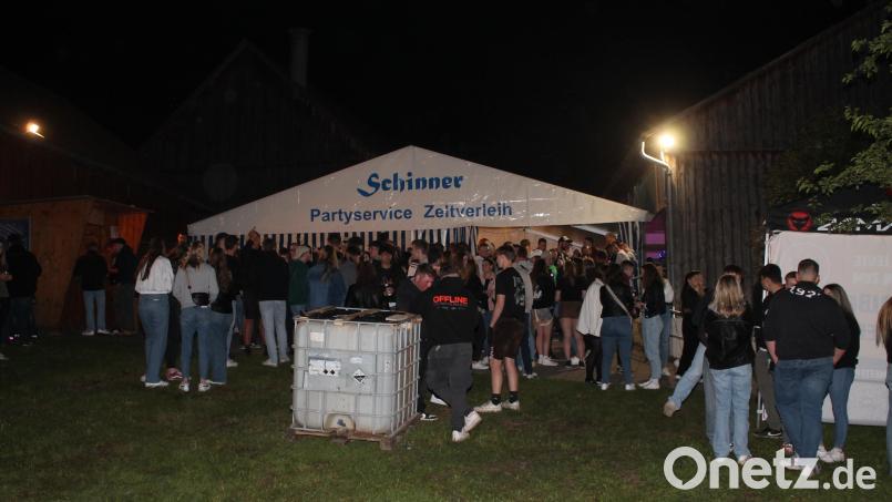 Mild und sternenklar war die Nacht: Da versammelten sich die &quot;Tanzrausch&quot;-Gäste auch gern unter freiem Himmel. Bild: bjp