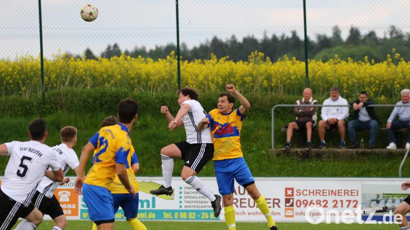 Fabian Höcht vom TSV Reuth gewinnt das Kopfballduell gegen Ralph Egeter vom TuS Schnaittenbach. Die Partie allerdings verloren die Reuther mit 3:4 und müssen nun über den Umweg Relegation den Klassenerhalt in der Kreisliga Nord schaffen. Bild: Dieter Jäschke