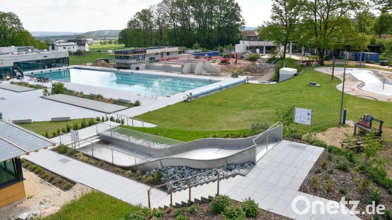 Wer am Rutschenturm steht, genießt einen guten Rundumblick über das Waldbad. Zu sehen ist aber auch, dass die Generalsanierung noch nicht ganz abgeschlossen ist. Das Springerbecken (hinter dem großen 50-Meter-Schwimmerbecken) sowie das links nebenan neu gebaute Bademeisterhaus sind noch nicht fertig. Dieses Areal bleibt auch nach der Badöffnung abgesperrt. Bild: Petra Hartl