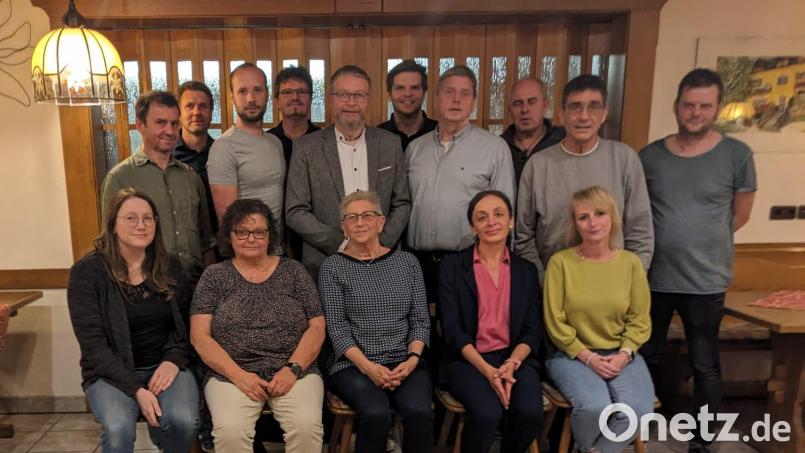 Nach den Neuwahlen: (sitzend, von links) Kathrin Taubmann, Anita Beyerlein, Elisabeth Dehling, Inge Behringer, Silvia Lindner, (stehend, von links) Wolfgang Rösch, Matthias Eckl, Max Pech, Christian Lindner, Wahlleiter Hans-Martin Grötsch, Georg Meiler, der bisherige Vorsitzende Hans Klann, Bernd Pilhofer; Erich Gassenhuber und Joachim Beyerlein. Bild: Kathrin Taubmann/exb
