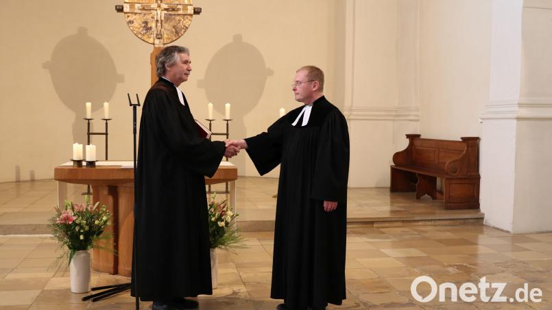 Im Gottesdienst in der Paulanerkirche verabschiedet der stellvertretende Dekan Andreas Utzat den scheidenden Pfarrer Joachim von
Kölichen (von links) Bild: Corinna Groth (cog)