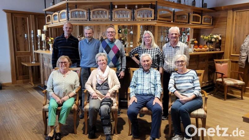 Bei den Neuwahlen wurden (sitzend von links) Gretl Thomas zur 2. Kassiererin, Berta Ertl 2. Vorsitzenden, Sepp Bauer Ehrenvorstand, Adele Lindner 1. Kassiererin und (stehend v.li) Schorsch Lindner 1. Schriftführer, Willibald Meier Beisitzer, Hans Wagner Revisor, Erika Kleber Beisitzerin und Heinrich Kleber zum 1. Vorsitzenden gewählt. Bild: Karl Ziegler