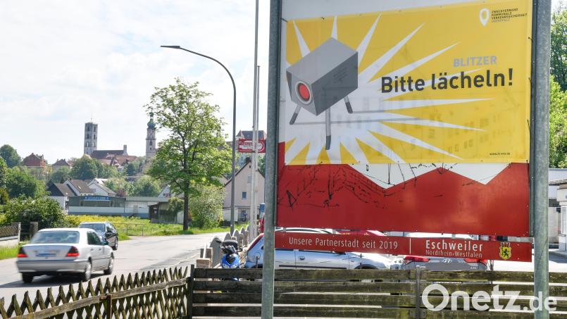 Manchem Autofahrer vergeht hier das Lächeln: Plakate mit ironischer Botschaft (hier in der Nürnberger Straße stadteinwärts) weisen in Sulzbach-Rosenberg auf zusätzliche Geschwindigkeitskontrollen hin. Bild: Petra Hartl