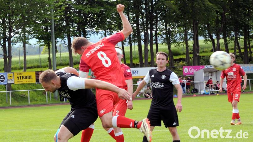 Der TSV Waldershof gewann am Sonntag bei der SpVgg Wiesau mit 1:0. Das Bild zeigt einen Luftkampf zwischen Patrick Oppl (links) und dem Waldershofer Julian Fürst (Nummer 8). Bild: heh