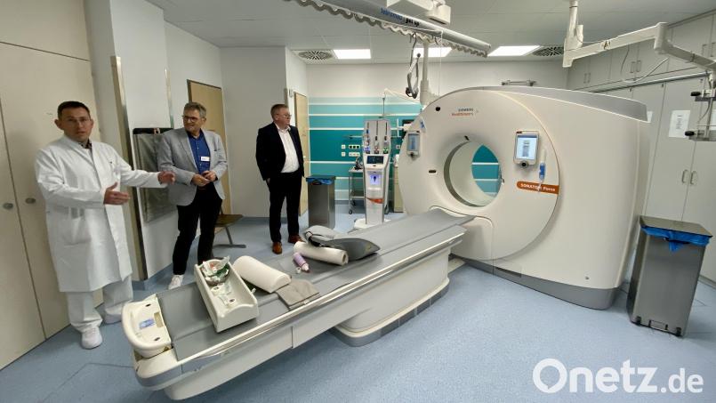 Professor Dr. Christian Ritter, Ärztlicher Direktor Dr. Harald Hollnberger und Oberbürgermeister Michael Cerny (von links) stellen den neuen Computertomografen vor. Bild: upl