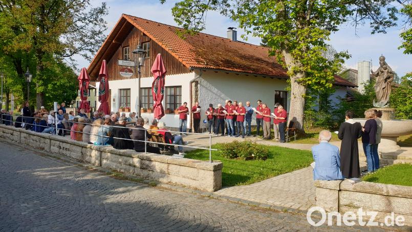 Die Kolpingsfamilie Friedenfels gestaltete eine Maiandacht beim Marienbrunnen. Bild: Kolpingsfamilie Friedenfels/exb