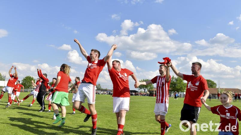 Mit einer Laola-Welle ging es für die Spieler des SV Inter Bergsteig Amberg zu den Fans. Bild: Hubert Ziegler