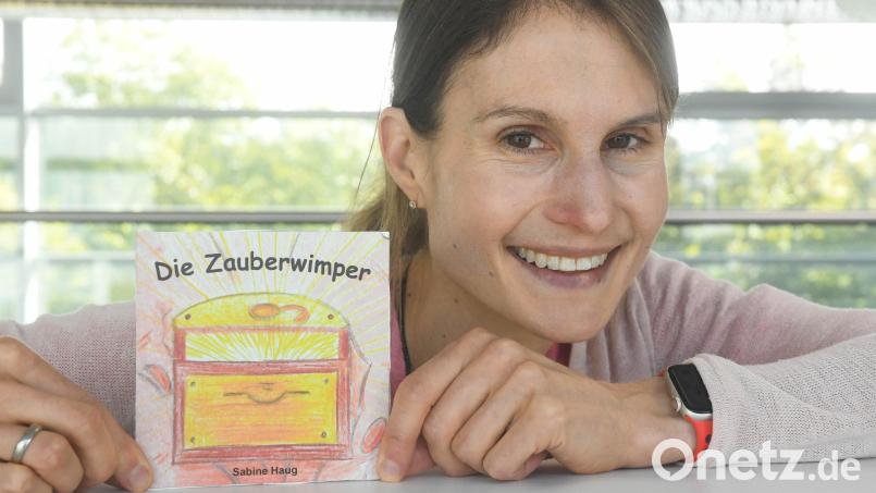 Sabine Haug hat ihr erstes Buch an einem einzigen Vormittag geschrieben. Bei den Bilder haben ihre Kinder geholfen. Bild: Gabi Schönberger