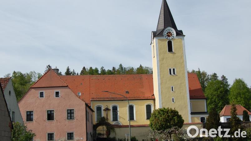 Die Pfarrkirche St. Ulrich in Michldorf bildet mit dem alten Schul- und Mesnerhaus ein eindrucksvolles Ensemble. Bild: grm