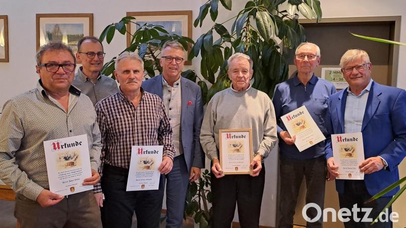 In der Jahreshauptversammlung der DAV-Sektion Karlsbad wurden unter anderem Josef Weber (vorne, von links), Werner Schmidt, Heinz Stowasser, Günther Kopf und Konrad Zant geehrt. Ihnen gratulierten Gottfried Haas (hinten, von links) und Bürgermeister Franz Stahl. Bild: DAV Sektion Karlsbad/exb