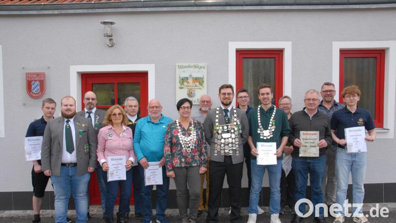 Die Vilstalschützen Emhof zeichnen ihre Vereinsmeister und Schützenkönige 2024 aus. Die Ehrung nimmt Schützenmeister Fabian Stangl (Zweiter von links) vor. Bild: pop
