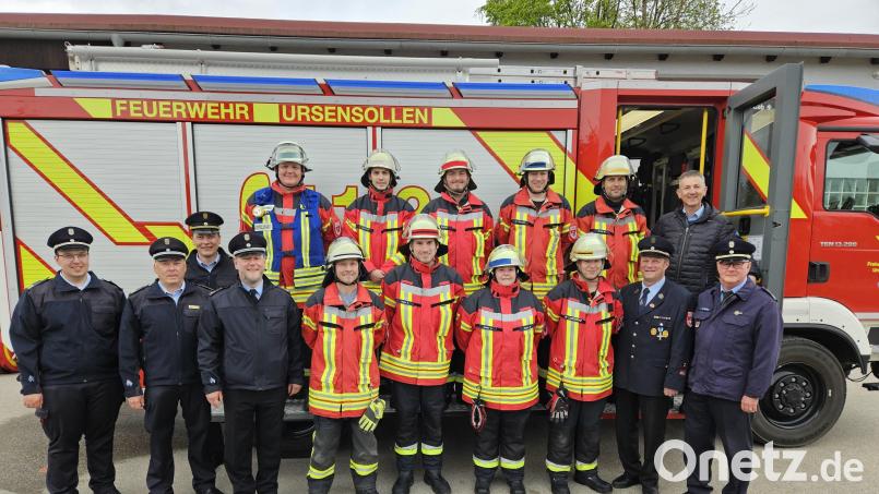 Eine Gruppe der Feuerwehr Ursensollen legt die Leistungsprüfung in Technischer Hilfeleistung ab. Dazu gratuliertn neben dem Bürgermeister Albert Geitner (Zweiter von rechts) auch Kommandant Thorsten Michel (Vierter von links) und Vorsitzender Markus Dehling (Dritter von rechts). Bild: egl