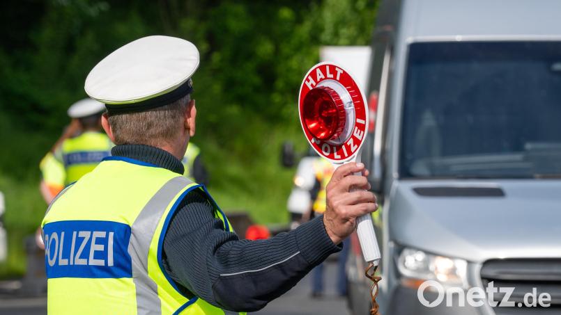 Ein Polizist hält an einer Kontrollstelle nahe der deutsch-tschechischen Grenze eine Kelle mit der Aufschrift &quot;Halt Polizei&quot;. Bei einem 39-Jährigen haben Bundespolizisten am Freitag in Waidhaus ein gefälschtes Aufenthaltsdokument entdeckt. Symbolbild: Armin Weigel /dpa