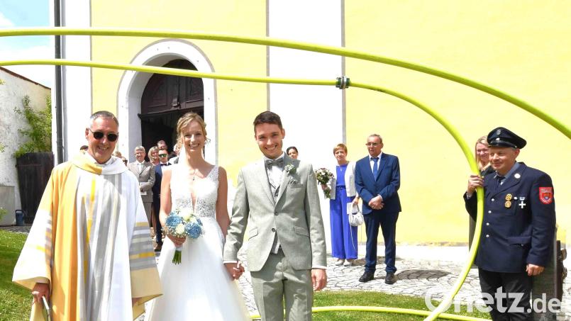 Für die Hochzeitsmesse von Nicole Herrmann und Manuel Koller kehrte der frühere Ortspfarrer Burkhard Lenz noch einmal nach Illschwang zurück. Bild: no