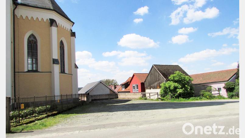 Wo jetzt noch ein freier Platz ist, entsteht demnächst das neue Pfarrzentrum neben der Kirche. Aus Kostengründen wurde das Bauvorhaben abgespeckt. Bild: sei