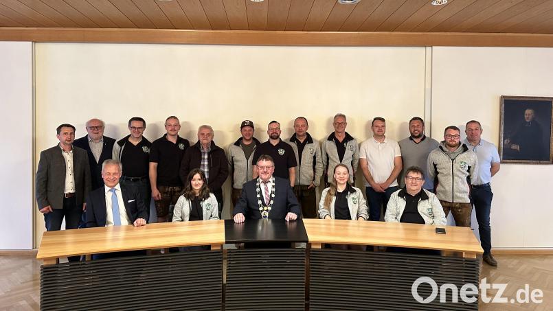 Zum Empfang im Rathaus hat Bürgermeister Hans-Martin Schertl (vorne Mitte) die beiden erfolgreichen Mannschaften von Eichenlaub Sorghof eingeladen, hier zusammen mit Zweitem Bürgermeister Thorsten Grädler ()vorne links), einigen Stadträten und Schützenmeister Alfred Forster (vorne rechts). Bild: Stefanie Gradl
