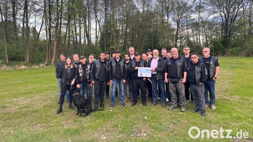 Raimo Grimm, der RC D&#039;Wüldara, Franz Schraml (Vorsitzender des Fördervereins Steinwaldkirche) und die Motorradfreunde GFP Erbendorf mit Clubhund Mailo bei der Spendenübergabe. Bild: GFP Motorradfreunde/exb