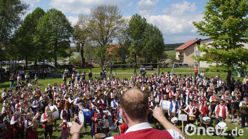 Über 250 Musiker bilden beim Gemeinschaftschor den Höhepunkt des Jubiläums der Blaskapelle und des Kreismusikfestes. Bild: mmj