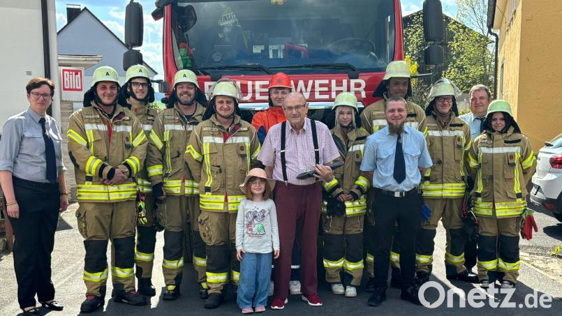 Karlheinz Krenkel (Mitte) aus Krummennaab feierte seinen 80. Geburtstag. Dazu gratulierten Familie, Freunde und Vereinsvorsitzende – allen voran die Feuerwehr. Bild: Reinhard Naber/exb