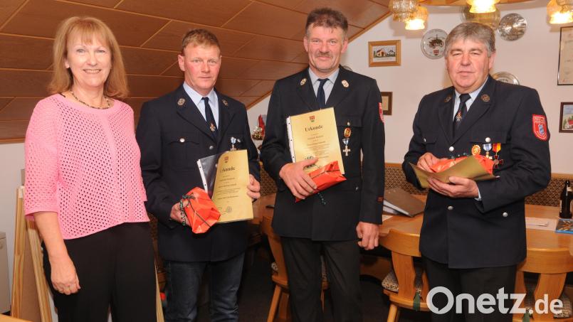 Bürgermeisterin Brigitte Bachmann-Mühlinghaus ehrte Markus Schmid, Jürgen Schmidt und Helmut Schlenk (von links) für ihren langjährigen Einsatz in Feuerwehr-Führungspositionen. Bild: ge