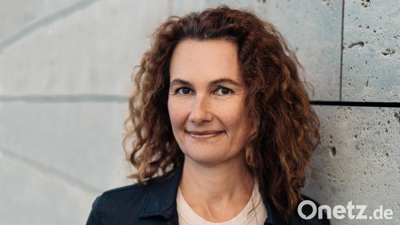 Gerda Stauner, Autorin aus Regensburg, empfiehlt "Die hellen Tage" und "Hinter den Sternen ganz nah". Bild: Stefanie Kisbauer
