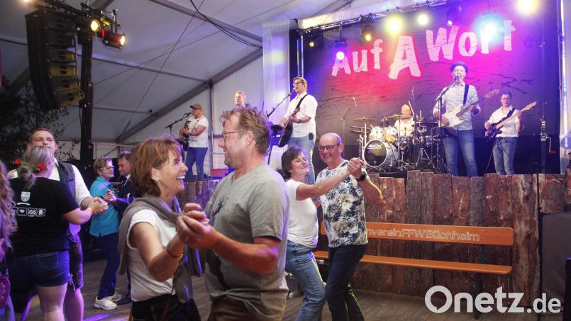Die Musik der Coverband &quot;Auf A Wort&quot; stimmt die Gäste im Gögglbacher Festzelt nicht nur fröhlich, sondern ermuntert sie auch zum Tanzen. Bild: Hirsch