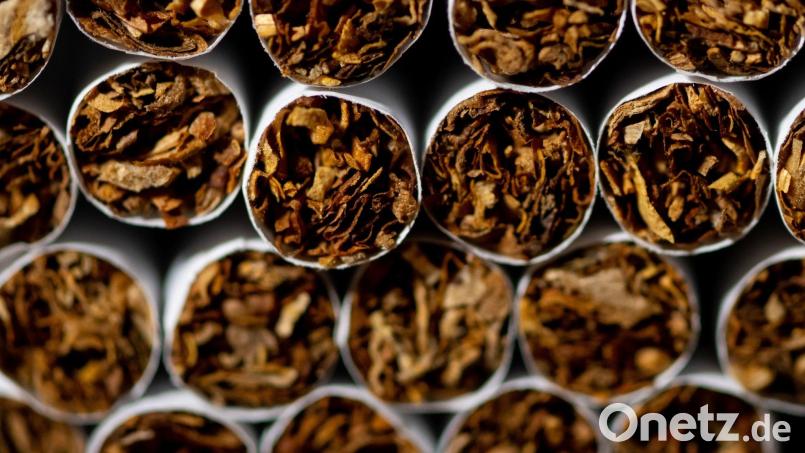 10.000 unversteuerte Zigaretten fanden Zollbeamte bei einer Kontrolle in Schwaben im Gepäck von Erntehelferinnen. Symbolbild: Sven Hoppe/dpa