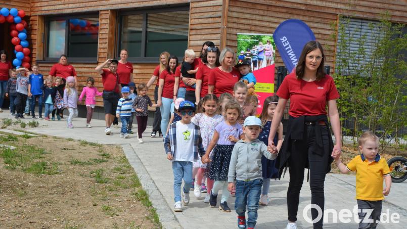 Gespannt gehen die Mädchen und Jungen des Kinderhauses „Waldwichtel“ zur großen Eröffnungsfeier. Bild: jr