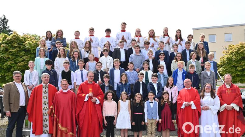 50 junge Christinnen und Christen aus Vohenstrauß, Roggenstein, Tännesberg, Leuchtenberg und Michldorf empfangen im Beisein ihrer Heimatpfarrer von H.H. Domkapitular Michael Dreßel (Vierter von links) in der katholischen Stadtpfarrkirche Vohenstrauß das Sakrament der Firmung. Bild: Harald Kraus/exb