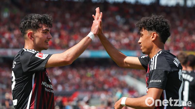 Der Nürnberger Can Uzun (links) jubelt mit Nathaniel Brown über seinen Treffer zum 3:0 gegen Elbversberg. Die beiden sind beste Kumpel. Bild: Daniel Karmann/dpa