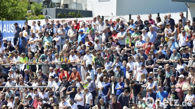 Die Relegationsspiele werden wieder zahlreiche Fans auf die Fußballplätze in der Region locken. Archivbild: Hubert Ziegler