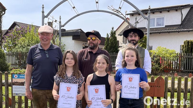 Bürgermeister Roland Strehl, Erster Vorsitzender Josef Vogl und Zweiter Vorsitzender Felix Göldner (hinten, von links) gratulieren den Kindern, die seit zehn Jahren und damit seit der Geburt dem HKV angehören (vorn, von links): Josefine Meier, Leni Moser und, Paulina Schönberger. Bild: Josef Vogl/exb