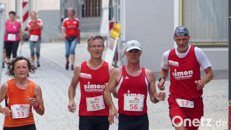 Ob sportlich gelaufen oder eher gemächlich zurückgelegt: Für den guten Zweck ist jede Runde beim Sulzbach-Rosenberger Stadtlauf wichtig. Archivbild: mfh