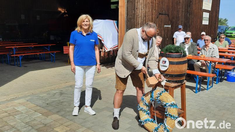 Nach zwei Schlägen von Hubert Englhard (rechts) verkündet Doris Schmidt (links) beim Viehberger Maifest: &quot;O`zapft is.&quot; Bild: oe