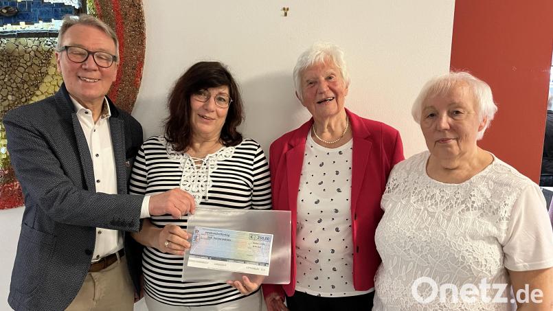 Zum 50. Bestehen des DJK-Seniorenkreis gibt es vom Hauptverein eine Spende. Bild: Bäumler/exb