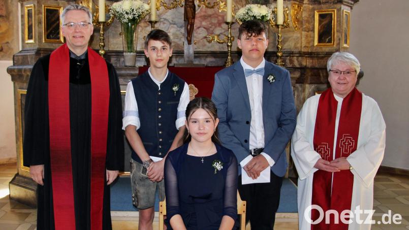 Nach dem Gottesdienst zur Konfirmation: (von links) Pfarrer Markus Vedder, Andreas Wagner, Victoria Zeltner, Nico Kellner und Diakonin Regina Reymann. Bild: ds