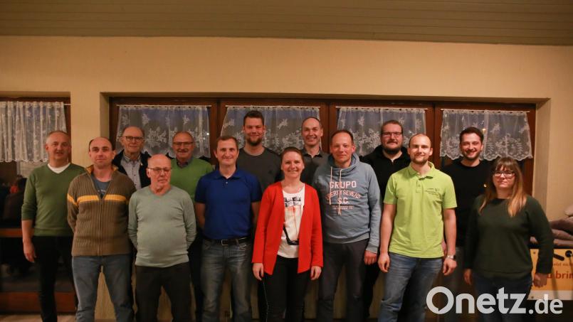 Einen neuen Vorstand wählt der Stopselclub Lengenfeld. An der Spitze steht nun Lukas Kodalle (Dritter von rechts). Bild: egl